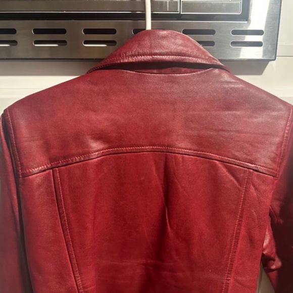 STUNNIING BRAND NEW/NEVER WORN GENUINE RED LEATHER BIKER JACKET SIZE M - Picture 3 of 13
